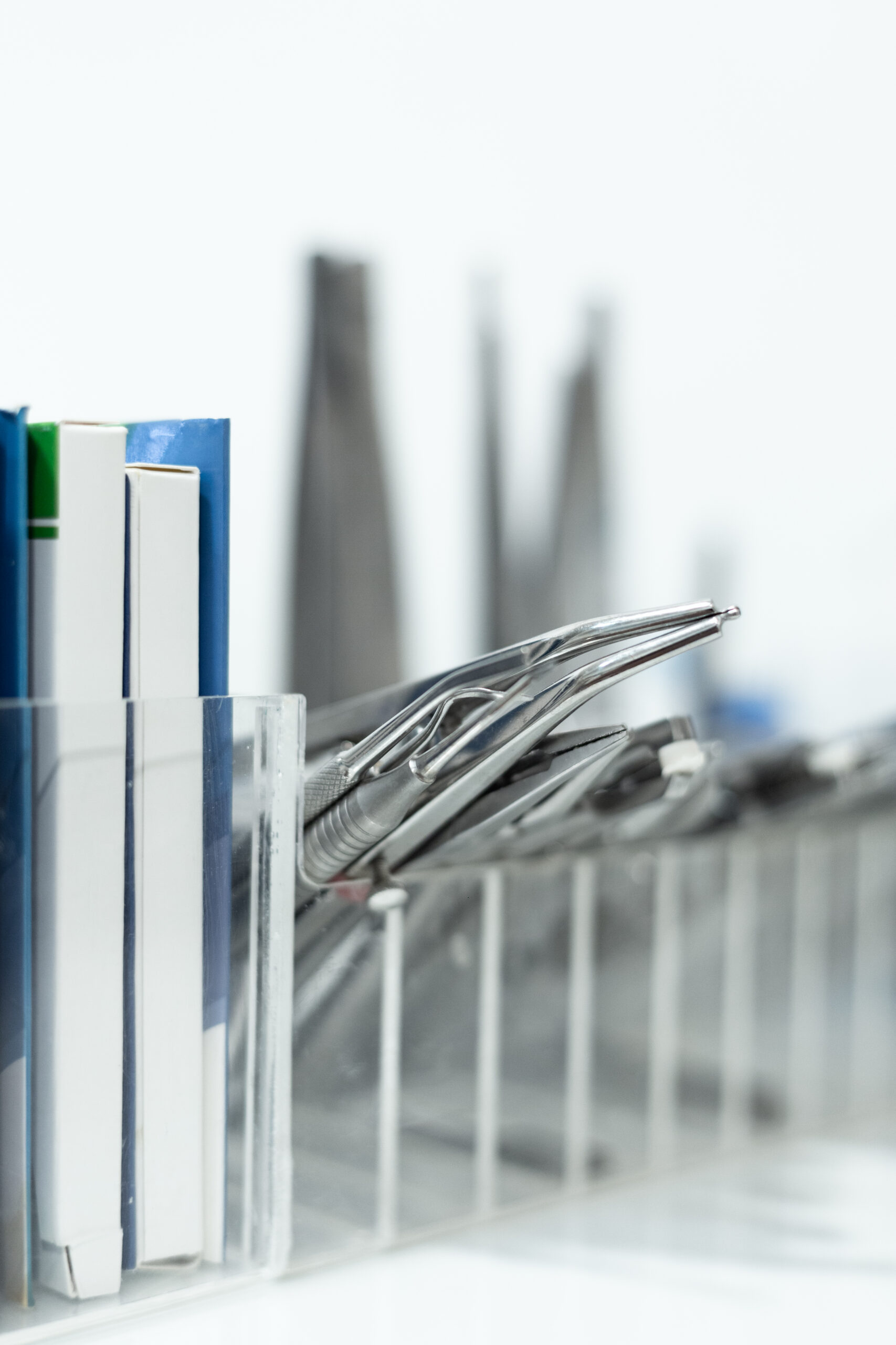 Utensilios dentales para las consultas de los clientes