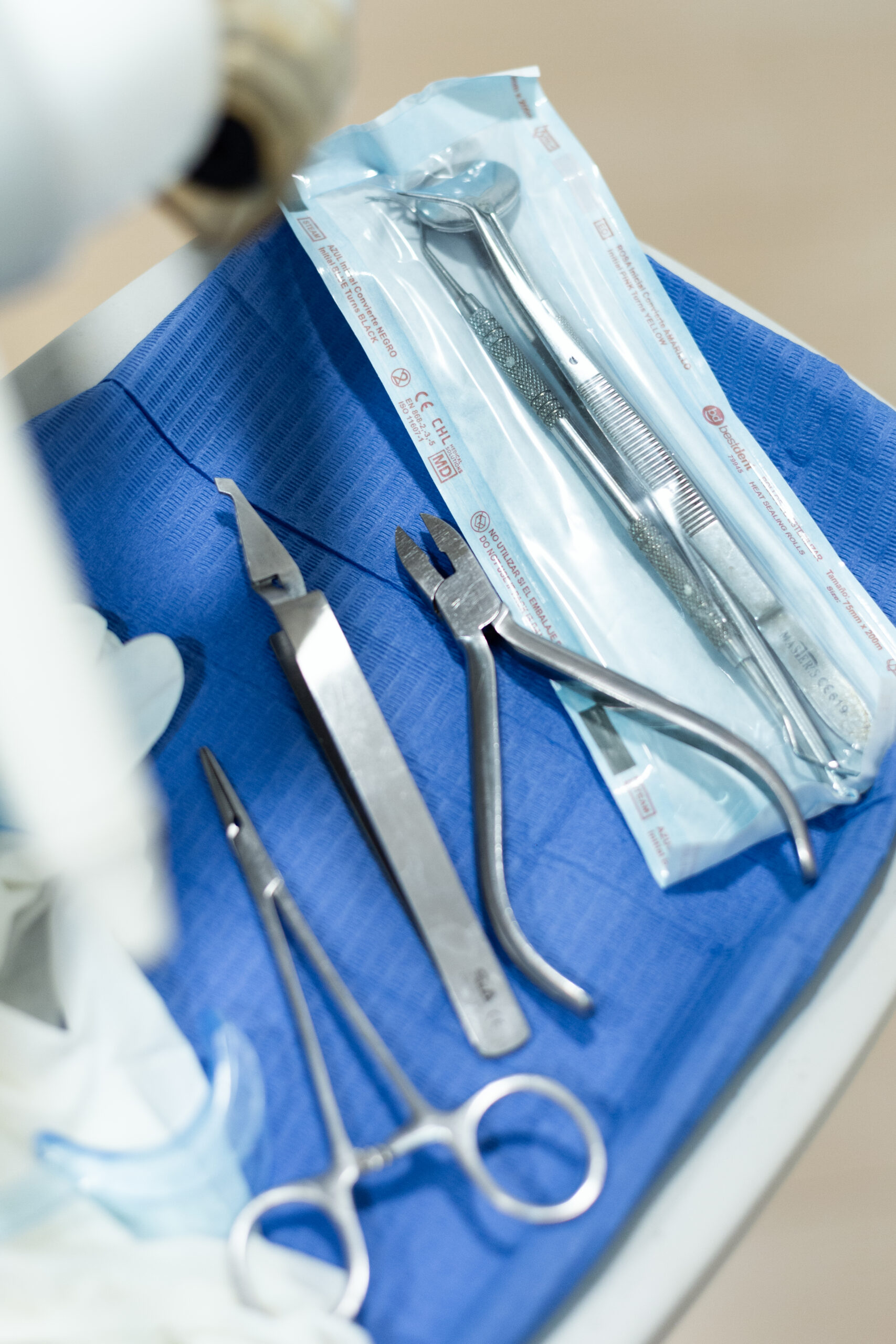 Utensilios dentales para las consultas de los clientes