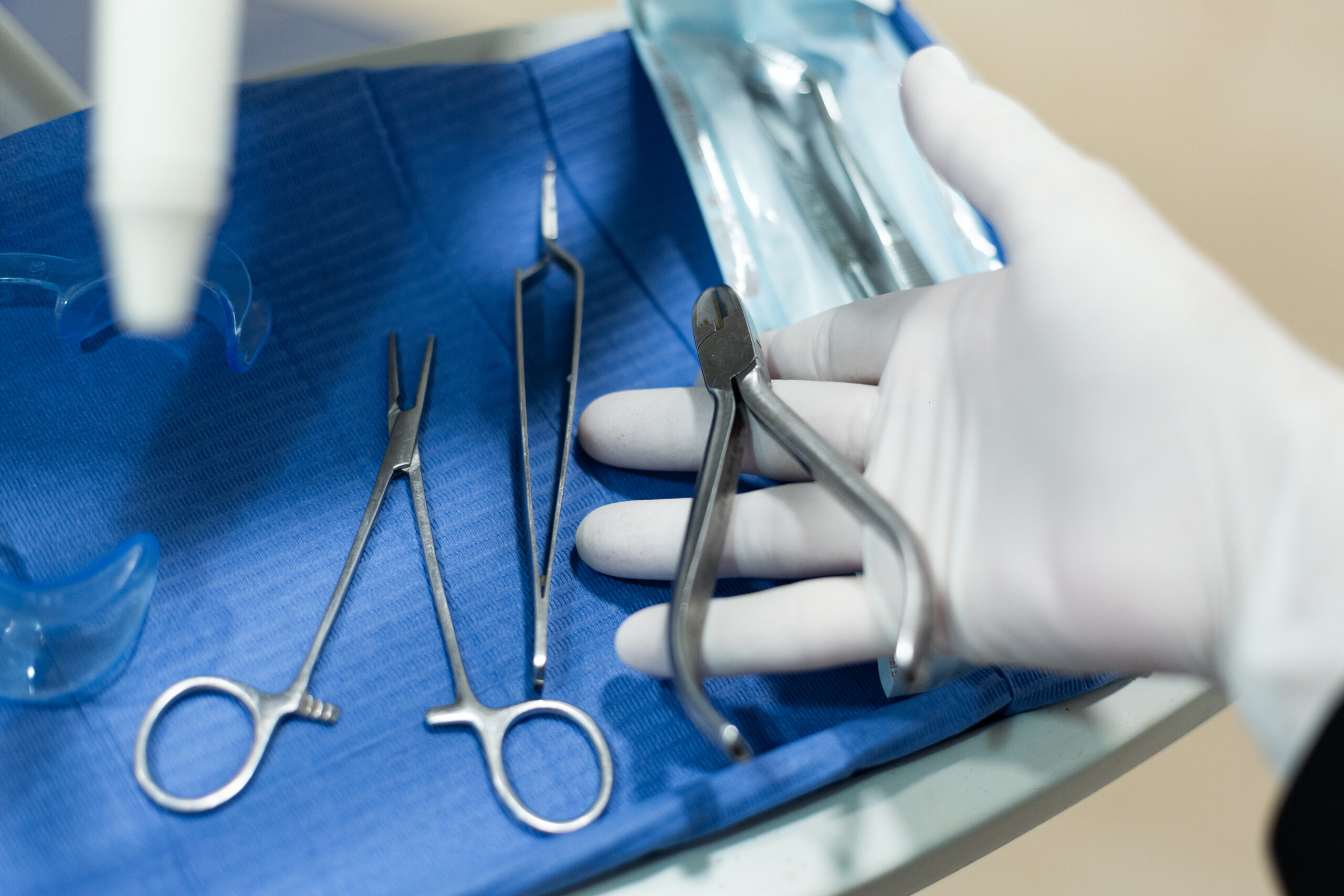 Utensilios dentales para las consultas de los clientes