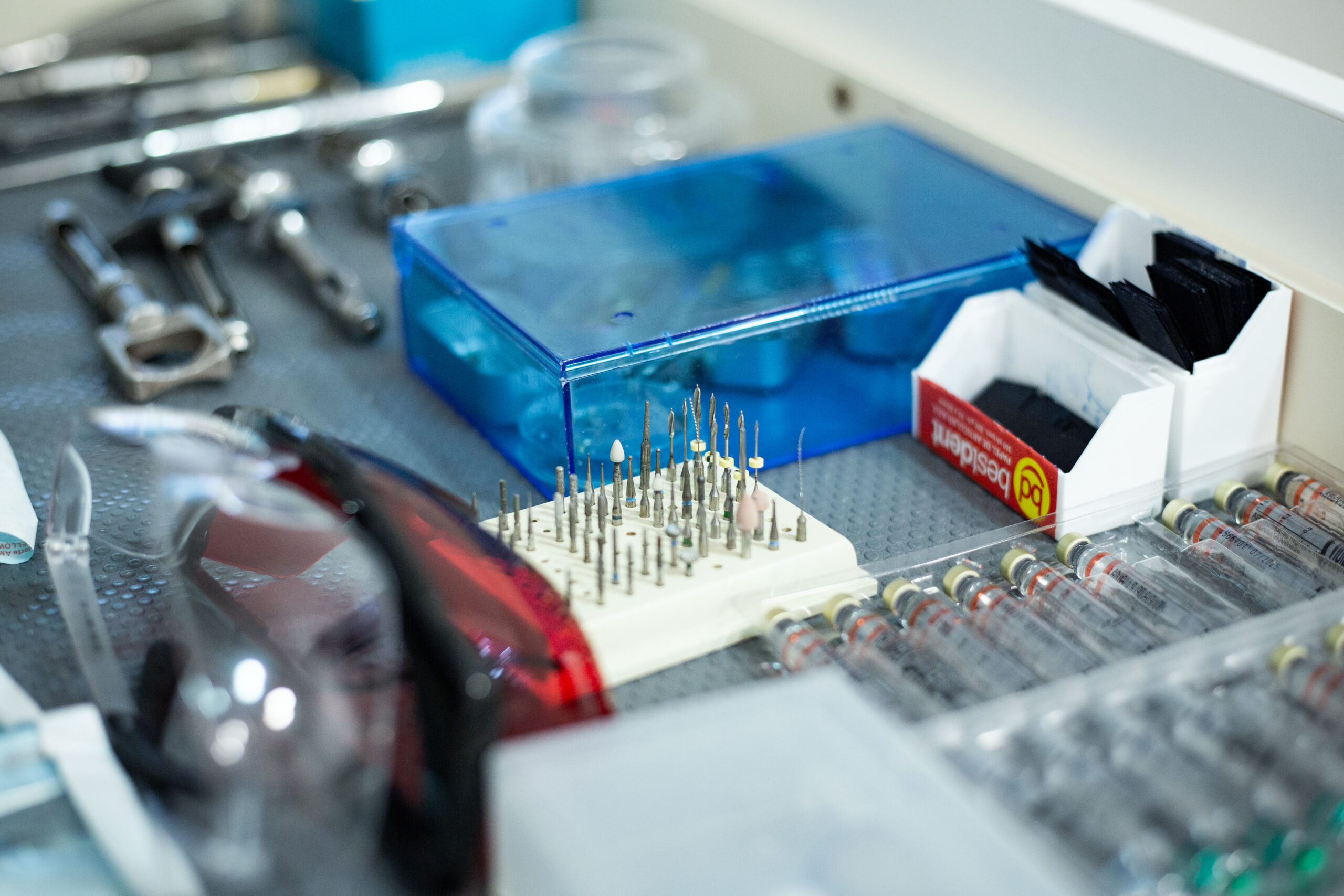 Utensilios dentales para las consultas de los clientes