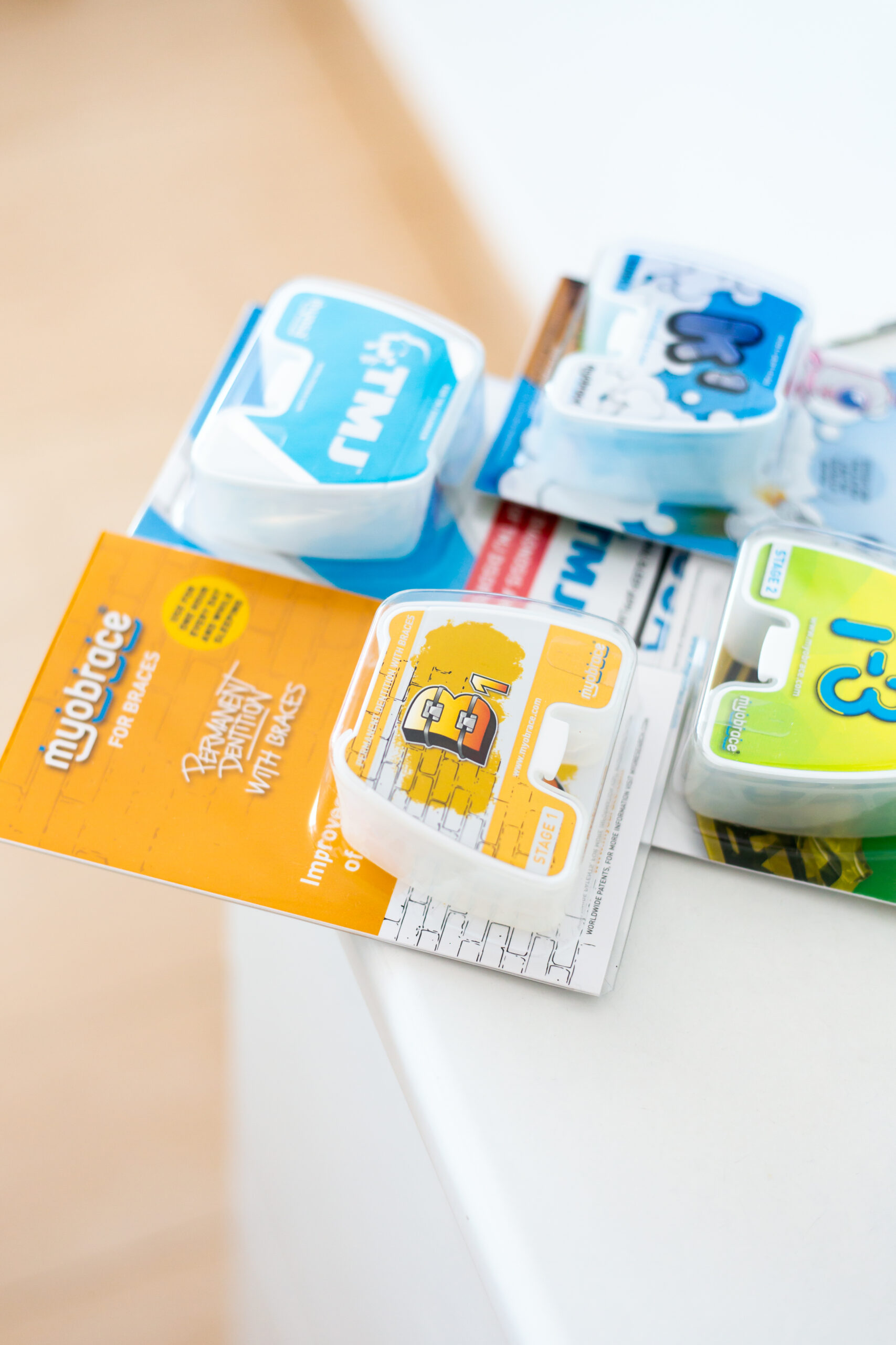 Varios packs de brackets de la clínica dental Puchol