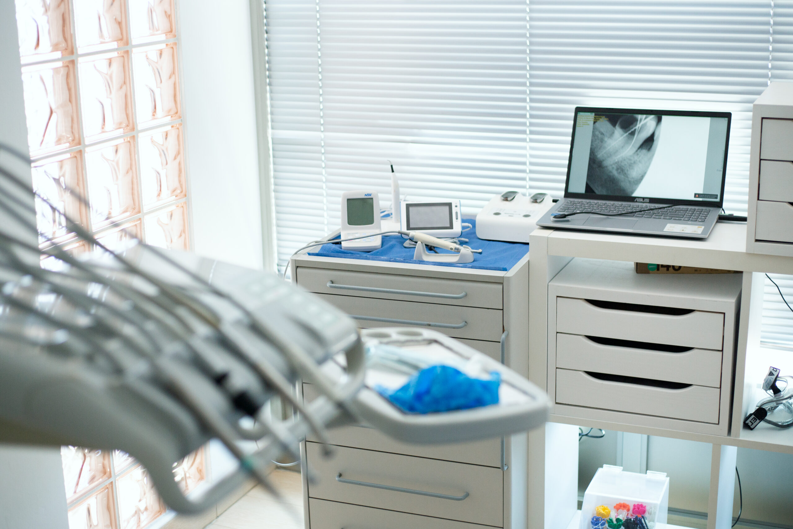 Utensilios silla dental en la clínica dental Puchol