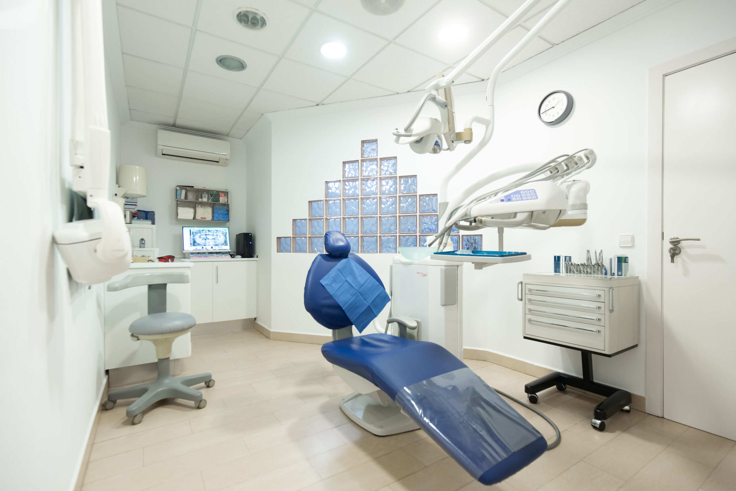 Silla dental para los pacientes de la clínica