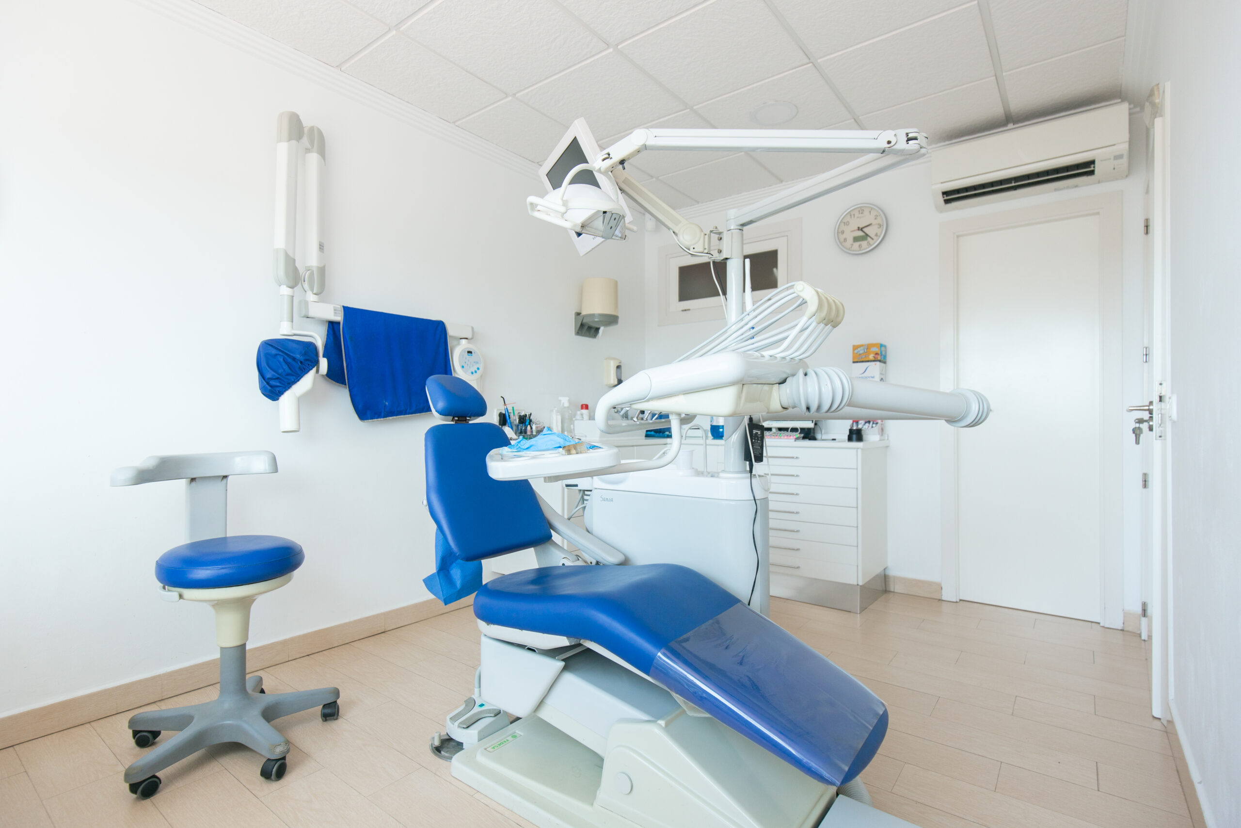 Silla dental para los pacientes de la clínica