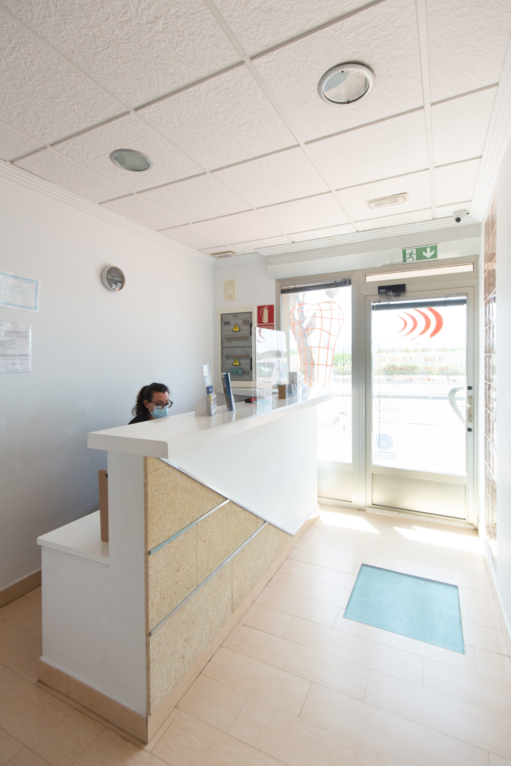 La entrada a la clínica dental Puchol